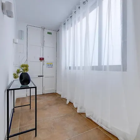 Comfy 2 Bedroom Flat In The Heart Of