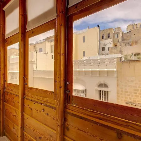 Comfy 2 Bedroom Flat In The Heart Of *