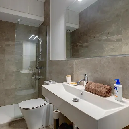 Comfy 2 Bedroom Flat In The Heart Of Apartment