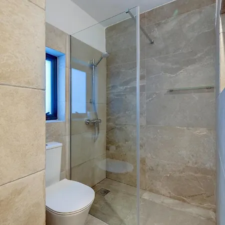 Comfy 2 Bedroom Flat In The Heart Of Apartment