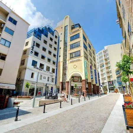 Comfy 2 Bedroom Flat In The Heart Of Apartment