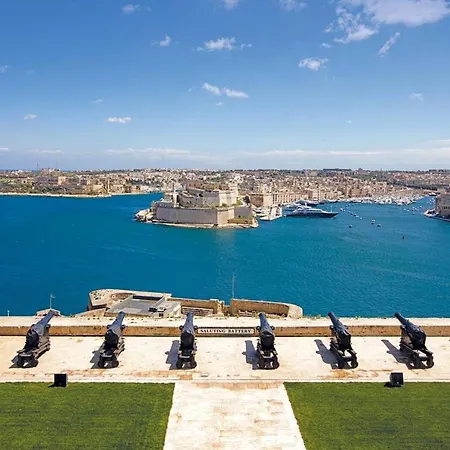 Comfy 2 Bedroom Flat In The Heart Of *